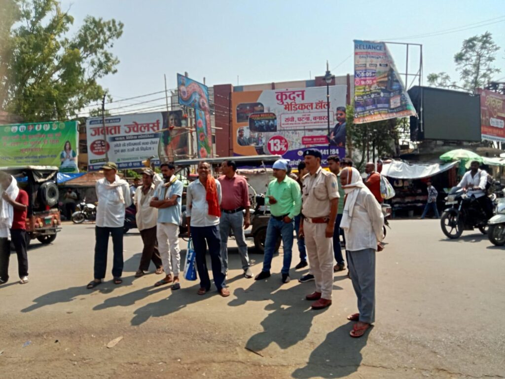 सड़क सुरक्षा को लेकर नुक्कड़ नाटक एवं जागरूकता अभियान का आयोजन